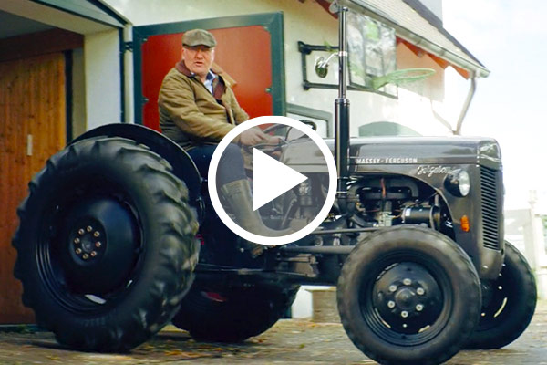 Landwirt Eskildsen auf dem Traktor, video über die Daunen-Manufaktur "Unsere Bettenwelt"