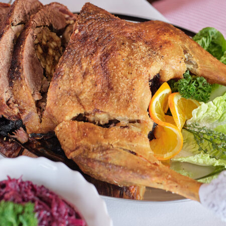 Knuspriger goldbraun vorgebratener Gänsebraten gefüllt mit Semmelknödel, die Beilage Apfel-Rotkohl und dieGänsesauce mit Rotwein werden gleich mitgeliefert. Die Gänse kommen aus Freilandhaltung. Hergestellt in der Hofküche auf dem Gänsemarkt Wermsdorf. Fix und fertig zubereitet und in der Box pünktlich zum Fest geliefert. Ein Festtagsbraten der zuhause in 60 Minuten fertiggestellt werden kann. Online kaufen im Lecker-Shop.