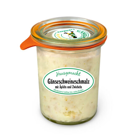 Gänseschmalz hausgemacht aus der Hofküche Eskildsen Gänsemarkt Wermsdorf, Schmalz mit Äpfeln und Zwiebeln, enthält Schweineschmalz. Das Schmalz ist ein deftiger Brotaufstrich und eignet sich zum Braten, Sautieren und Schmoren, es ist äußerst hitzebeständig. Die Spezialität wird im nachhaltigen und recyclebaren Glas angeboten und können Sie online im Lecker-Shop oder direkt im Hofladen auf der Gänsefarm kaufen.