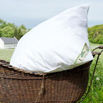 Wir stellen Babydecken mit zwei unterschiedlichen Füllmengen her. Je nach gewünschtem Wärmegrad für Sommer und Winter. Geeignet für Kinderwagen, Wiege und Stubenwagen. Sie vereinen eine hervorragende Wärmeisolierung bei gleichzeitiger Luftdurchlässigkeit und gute Eigenschaften beim Feuchtigkeitsabtransport. Durch diese natürlichen Eigenschaften der Gänsedaune und mit einem Inlett aus 100% atmungsaktiver Baumwolle wird einem Hitzestau vorgebeugt. Wir verwenden nur hygienisch einwandfrei gereinigte Gänsedaunen – ganz ohne Chemie. Babydecke online kaufen im Betten-Shop oder direkt in der Daunen-Manufaktur auf der Gänsefarm in Wermsdorf.