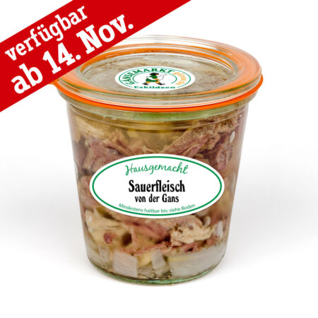 Sauerfleisch von der Freiland-Gans in Gelee, direkt aus der Hofküche der Gänsefarm Eskildsen, Gänsemarkt Wermsdorf. Sauerfleisch sind gekochte Fleischscheiben von der Gans, mit Gelee umhüllt. Kalt serviert ideal zu krossen Bratkartoffeln an Speck und Gürkchen. Die Spezialität wird im nachhaltigen und recyclebaren Glas angeboten und kann online im Lecker-Shop oder direkt im Hofladen auf der Gänsefarm gekauft werden.