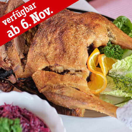 Knuspriger goldbraun vorgebratener Gänsebraten gefüllt mit Semmelknödel, die Beilage Apfel-Rotkohl und dieGänsesauce mit Rotwein werden gleich mitgeliefert. Die Gänse kommen aus Freilandhaltung. Hergestellt in der Hofküche auf dem Gänsemarkt Wermsdorf. Fix und fertig zubereitet und in der Box pünktlich zum Fest geliefert. Ein Festtagsbraten der zuhause in 60 Minuten fertiggestellt werden kann. Online kaufen im Lecker-Shop.
